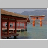 Itsukushima-Schrein und das berühmte Torii auf der Insel Miyajima