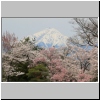 Blick vom Park an der Burg auf die schneebedeckte Berge in der N&auml;he von Matsumoto
