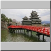 rote Br&uuml;cke an der Burg Matsumoto