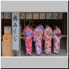 Frauen am Omikuji-Stand (Lose mit Wahrsagungen) neben dem Tsurugaoka-hachimangu Schrein, Kamakura