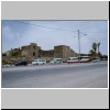 Wüstenschlösser - Azraq, vor der Festung aus dem schwarzen Basalt