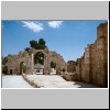 Jerash - Nordseite (innenseite) des S&uuml;dtores, dahinter Visitors� Centre, rechts Zeus Esplanade