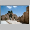 Jerash - Nordseite (innenseite) des Südtores, dahinter Visitors Centre, rechts Zeus Esplanade