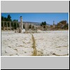 Jerash - im elipsenförmigen Forum (Ovalplatz), hinten der Südtor, rechts Treppe zum Tempel des Zeus