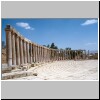 Jerash - Kolonnaden aus ionischen Säulen am Forum, hinten rechts Südtor und Hadrianstor (Blick Richtung Süden)