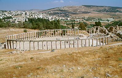 Jerash - Blick in südliche Richtung auf das ovale Forum, rechts das Südtor