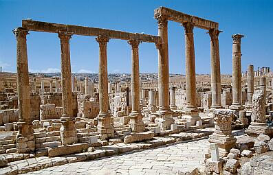 Jerash - korinthische Kolonnaden an der Cardo, hinten rechts Artemistempel