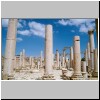 Jerash - im Innenhof eines gebäudes an der Cardo, horizontale Steinbalken hinten = antikes "Klavier"