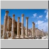Jerash - die Kolonnadenstra&szlig;e (Cardo), dahinter Nymph&auml;um, hinten rechts das Nord-Tetrapylon