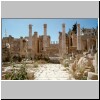Jerash - Reste der Propyläen (Toranlage) des Artemistempels gelegen an der Cardo, hinter der langen Treppe - Säulen des Artemistempels