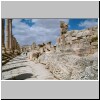 Jerash - Ruinen an der Cardo, hinten dasd Nord-Tetrapylon