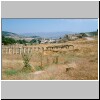 Jerash - vorne S&auml;ulen an der Stra&szlig;e Decumanus Maximus, dahinter das ovale Forum, rechts der Zeustempel und das S&uuml;dtheater