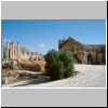 Jerash - links der Zeustempel, rechts das Südtheater