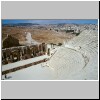 Jerash - das Südtheater, im Hintergrund die antike Gerasa mit der Cardo (rechts), Artemistempel (hohe Säulen hinten)
