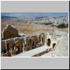 Jerash - das Südtheater, im Hintergrund die antike Gerasa mit dem Forum und der Cardo (rechts), Artemistempel (hohe Säulen hinten links)
