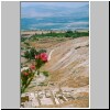 Pella - vorne: antike Ausgrabungen, hinten: Jordantal und Israel