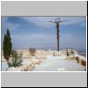 Berg Nebo - eisernes Monument (Schlange und Kreuz) auf dem Siyagha-Gipfel (im Hintergrund Israel)