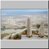 Berg Nebo - römische Meilensteine, dahinter Blick Richtung Jordantal