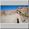 Wadi Mousa - unterwegs zur Eingangsschlucht (Siq) nach Petra, rechts am Weg: Djin-Blöcke
