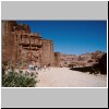 Petra - Grabfassaden am Äußeren Siq zwischen Al-Kazneh und dem Theater (hinten in der Bildmitte)