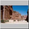 Petra - Grabfassaden am Äußeren Siq zwischen Al-Kazneh und dem Theater (hinten rechts)