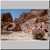 Petra - Gräber an der Fassadenstraße, links der Hohe Opferplatz auf dem Jebel Madhbah (200 m über dem Theater)