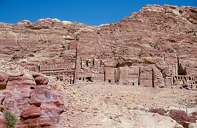 Petra - Blick auf die Königsgräber, von links: das Palastgrab, das Korinthische Grab, das Seidengrab, das Palastgrab