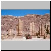 Petra - Reste desTemenos-Tores am Anfang der Kolonnadenstra&szlig;e im ehem. Stadtzentrum, im Hintergrund die K&ouml;nigsgr&auml;ber