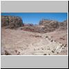 Petra - Blick von den Königsgräbern Richtung Westen auf das ehem. Stadtzentrum und die Felswand im Westen. Unten ein Weg entlang des Flusstals - ehem. Kolonnadenstraße. Links davon Qasr al-Bint (Tempel)