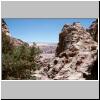 Petra - unterwegs zum Al Deir, Blick Richtung Westen auf Jebel al-Khubtha mit den Königsgräbern (hinten)