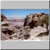 Petra - unterwegs zum Al Deir, Blick Richtung Westen auf Jebel al-Khubtha mit den Königsgräbern (hinten)