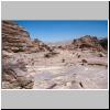 Petra - Berglandschaft bei Jebel al-Qattar, hinten die Fassade von Al Deir