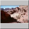Petra - Aufstieg zum Hohen Opferplatz am Jebel al-Madhbah, Blick auf die Grabfassaden in Petra