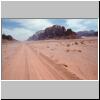 Wadi Rum - eine Piste in der Wüste, hinten Jebel Um Ishrin, links Jebel Rum