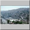 Amman - Blick auf das Stadtzentrum (Downtown) vom Herkules-Tempel (auf dem Zitadellenh&uuml;gel) aus, rechts das r&ouml;mische Theater, links Busbahnhof und Parkpl&auml;tze