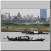 Phnom Penh - auf dem Mekong-Fluss, im Hintergrund der Tonle Sap Fluss und das Zentrum
