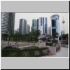 Kuala Lumpur - am Fuße der Petronas Twin Towers, hinten der Fernsehturm