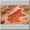 farbige  Salzkrüsten in den Salinen bei Santa Maria, Sal