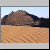 am Rande des Großen Sandmeeres Erg Ubari - Blick auf den felsigen Berg bei Alfejej