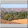 Sanddünen am Rande des Großen Sandmeeres Erg Ubari - Blick auf den Ort Alfejej