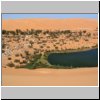 Erg Ubari - Blick von hohen Sanddünen auf den ehemaligen Ort und den El Gabron See