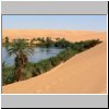 Erg Ubari - Blick von hohen Sanddünen auf den El Gabron See
