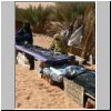 Erg Ubari - Tuaregs mit Souvenirs am Mandara See