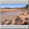 Wadi Mathandous gefüllt mit Wasser (Seltenheit), vorne Steinritzungen