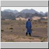 Akakus-Gebirge - betender Tuareg in der Landschaft
