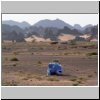 Akakus-Gebirge - betender Tuareg in der Landschaft