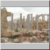 Leptis Magna - Säulen, rechts im Hintergrund das Theater