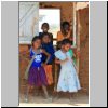 unterwegs nach Belo sur Tsiribihina - Kinder vor einer Dorfschule