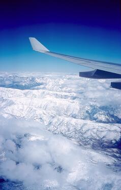 Blick vom Flugzeug aus auf den verschneiten Hohen Atlas
