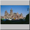 Mexiko City - die Kathedrale (links) und die Kirche Sagrario Metropolitano (rechts) am Zócalo